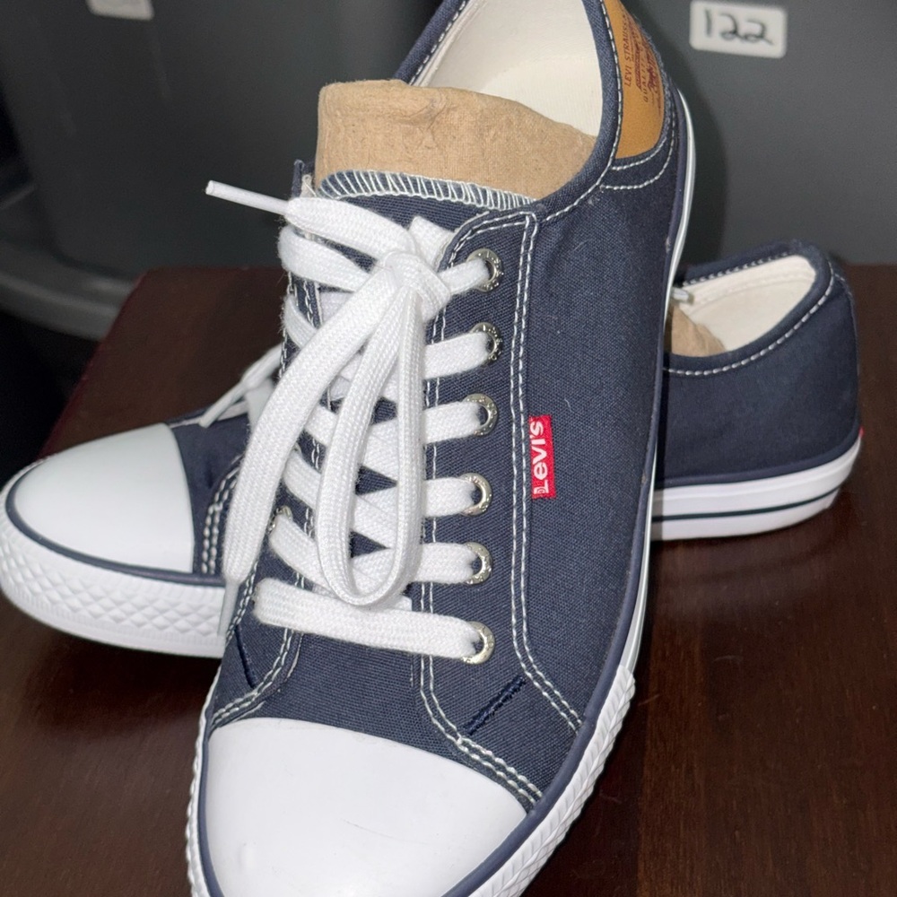 LADIES 7.5 Levi's Dark Blue Canvas Low-Top Sneakers with White Accents(125)